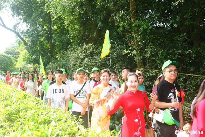 Những ngày này, từ sáng sớm, du khách đã nối dài tại các điểm tham quan trong Khu Di tích Kim Liên, như quê nội, quê ngoại, khu mộ thân mẫu của Bác Hồ.... Ảnh: Huy Thư