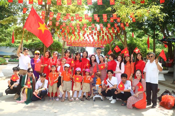 Theo Ban quản lý Khu Di tích Kim Liên, trong 2 ngày đầu dịp nghỉ lễ này, Khu Di tích đã đón hàng vạn du khách đến từ khắp nơi trên cả nước. Về thăm quê Bác dịp nghỉ lễ đã để lại cho du khách nhiều cảm xúc và kỷ niệm khó quên. Ảnh: Huy Thư