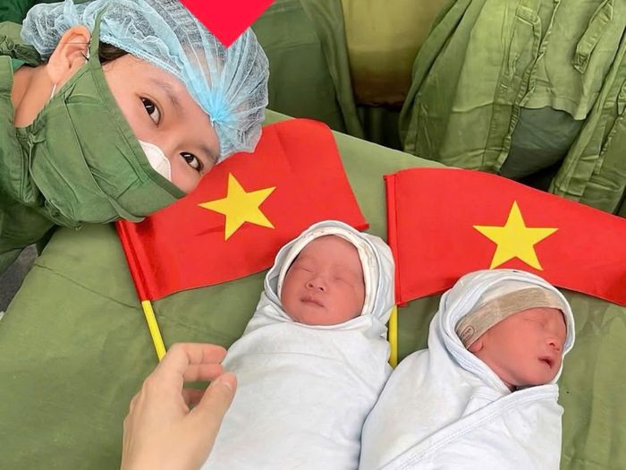 Hai bé sinh đôi con chị T. Được đặt tên Thống Nhất và Hòa Bình.