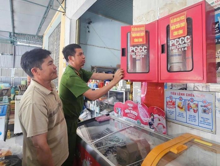Cán bộ Công an xã Tơ Tung (huyện Kbang) kiểm tra điểm chữa cháy công cộng tại làng Nam Cao. Ảnh: R.H