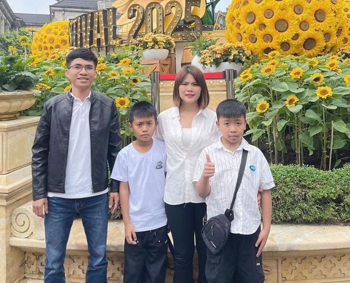 Gia đình chị Lại Thị Phương Tây, tranh thủ đưa con đi chơi 