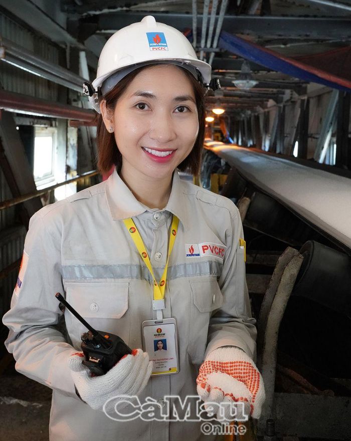 Nụ cười của công nhân Nguyễn Thị Phương Linh, thủ kho xưởng sản phẩm đạm Cà Mau.