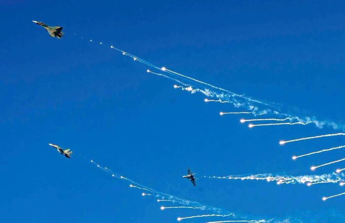 Tiêm kích Su30-MK2 thả nhiễu trên bầu trời TP.HCM.