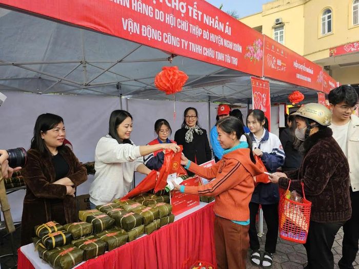 Những món quà hỗ trợ ấm áp nghĩa tình. Ảnh: Hiền Dung.