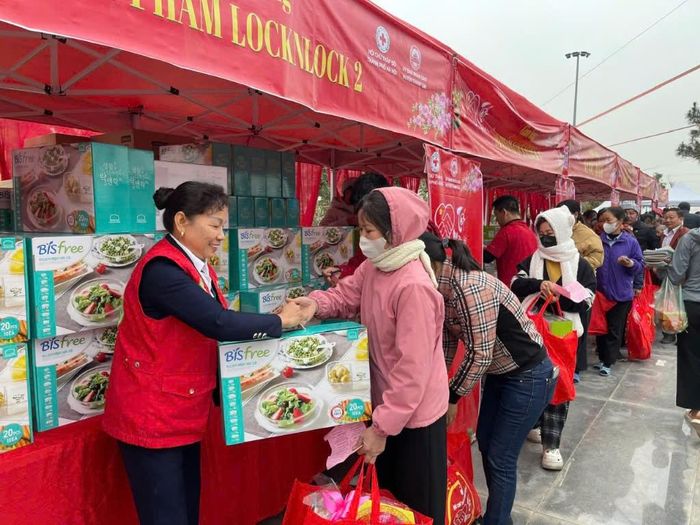Niềm vui khi được lan tỏa lòng nhân ái tới đông đảo người dân. Ảnh: Hiền Dung.