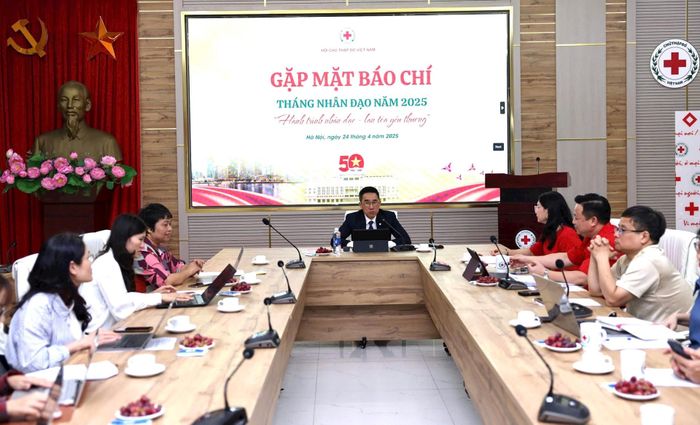 Ông Nguyễn Hải Anh trao đổi thông tin với giới truyền thông về công tác triển khai Tháng Nhân đạo 2025. Ảnh: Thu Hiền