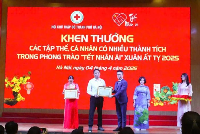 Kịp thời khen thưởng, động viên các cá nhân, tập thể làm tốt công tác nhân đạo, lan tỏa tình nhân ái. Ảnh: Hiền Dung
