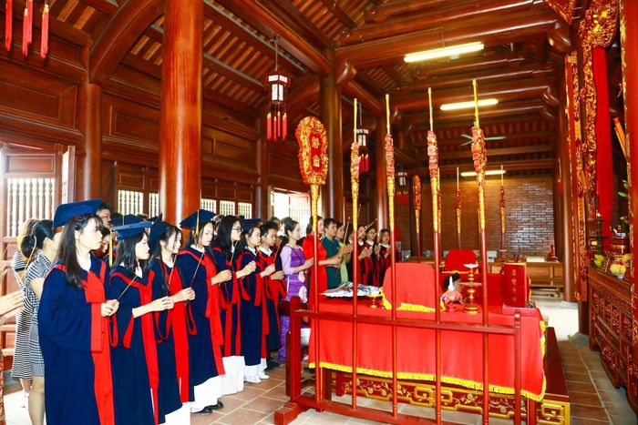Vào mùa thi, nơi đây đón hàng nghìn lượt khách về xin chữ, tham quan, du lịch. Ảnh: Đỗ Phong