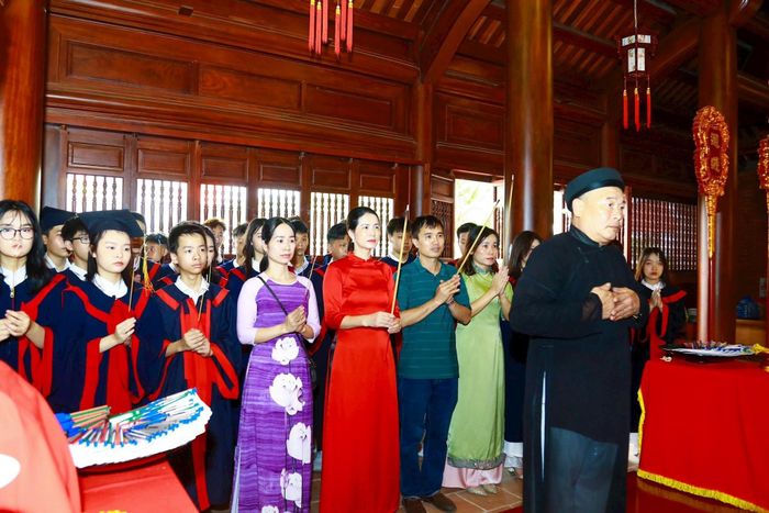 Văn Từ Thượng Phúc đón nhiều đoàn đến dâng hương và tham quan. Ảnh: Đỗ Phong