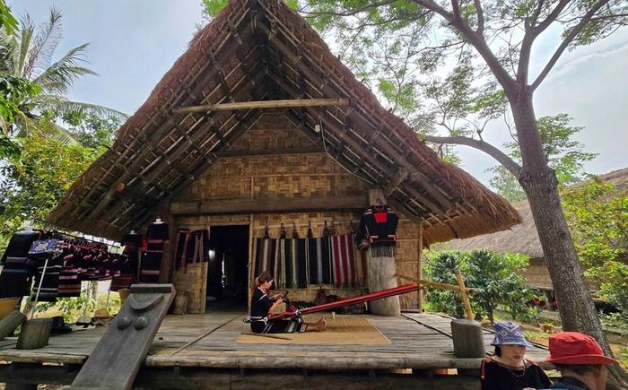 Bên cạnh các hoạt động, chương trình văn hóa, du khách được tìm hiểu về đời sống của đồng bào các dân tộc đang sinh sống tại Làng