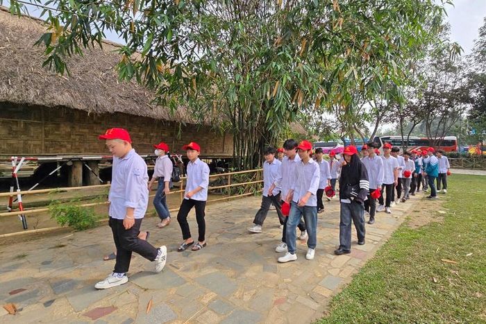 Việc đẩy mạnh các hoạt động theo chủ đề hằng tháng cũng như các hoạt động hằng ngày đang thu hút ngày càng đông khách du lịch đến với Làng