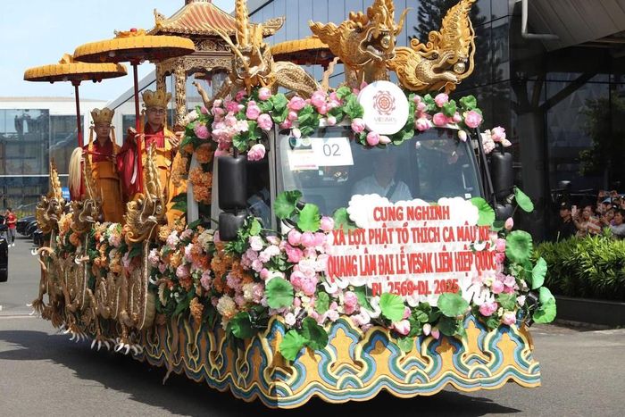 Xe hoa cửu long của Giáo hội Phật giáo Việt Nam cung rước Xá lợi Đức Phật Thích Ca. Ảnh: TTXVN phát