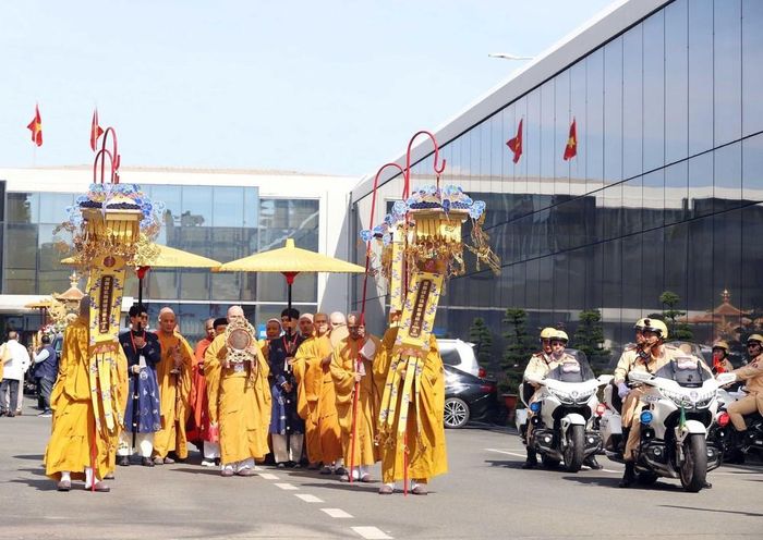 Xá lợi Đức Phật Thích Ca được cung rước từ sân bay Tân Sơn Nhất về Học viện Phật giáo Việt Nam tại Thành phố Hồ Chí Minh. Ảnh: TTXVN phát