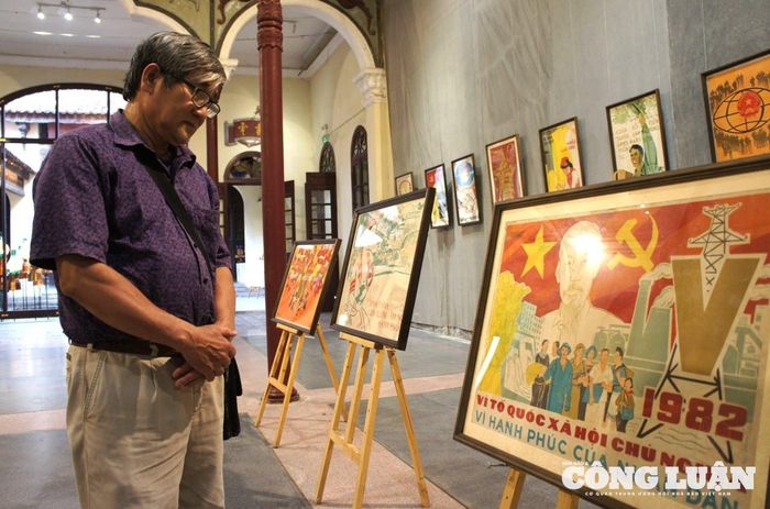 Người lớn tuổi xem tranh cổ động để nhớ về một thời tuổi trẻ, nơi mà mình là một cá nhân hòa cùng dòng chảy của lịch sử dân tộc