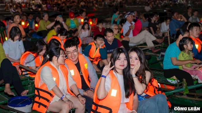 Đông đảo người dân và du khách ngồi thuyền thưởng thức chương trình nghệ thuật tổng hợp.