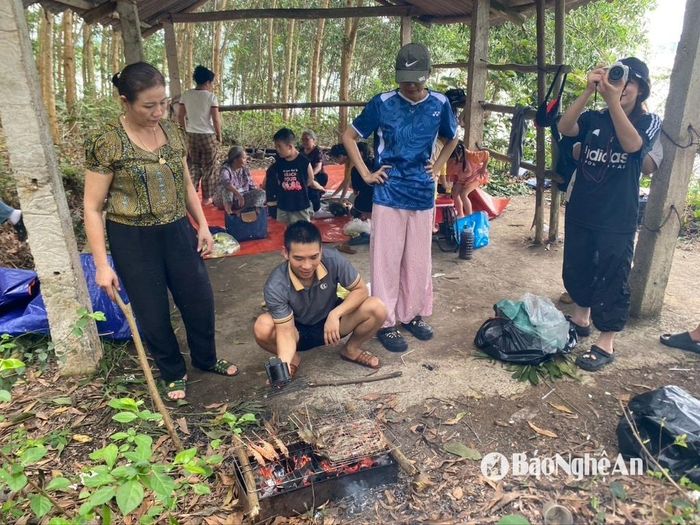Du khách thích thú nướng đồ ăn ngay tại lòng hồ Vệ Vừng. Ảnh: Văn Trường