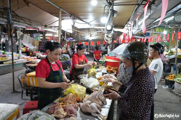 Không khí mua sắm tại các chợ dân sinh cũng rất sôi động. Ảnh: T.P