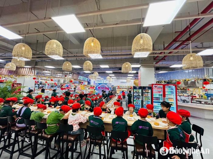 Bên cạnh đó, nhiều hoạt động vui chơi, giải trí được tổ chức thu hút khách. Ảnh: T.P