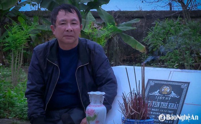 Ông Nguyễn Ngọc Minh bên phần mộ anh trai mình - Liệt sĩ Nguyễn Thế Khải. Ảnh: Trọng Kiên