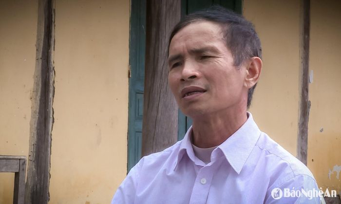 Cựu chiến binh Nguyễn Dy Tân nghẹn ngào thương nhớ về người đồng đội của mình đã nằm xuống nơi chiến trường. Ảnh: Trọng Kiên