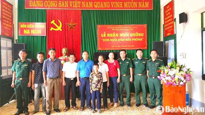 Đồn Biên phòng Na Ngoi tổ chức lễ nhận nuôi dưỡng "Con nuôi biên phòng". Ảnh: Hải Thượng