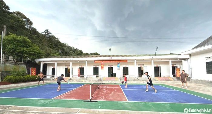 Hai cháu Vi Dương Cầm và Và Bá Lầu chơi thể thao cùng với các bố nuôi biên phòng. Ảnh: Thanh Phúc