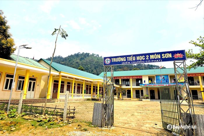 Trường học vừa được xây mới tại bản Cò Phạt bằng nguồn đầu tư công. Ảnh: HT