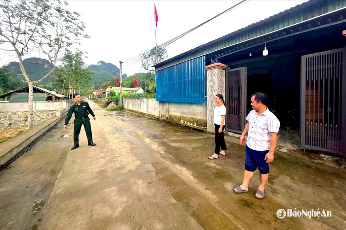 Chị Nguyễn Thị Nhuần giới thiệu con đường trung tâm của bản Bắc Sơn được mở rộng từ 3m lên 6m. Ảnh: HT