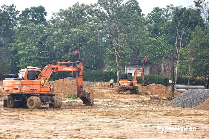 Thi công mở rộng khuôn viên Khu di tích cách mạng nhà Cụ Vi Văn Khang ở bản Thái Hòa, xã Môn Sơn. Ảnh: HT