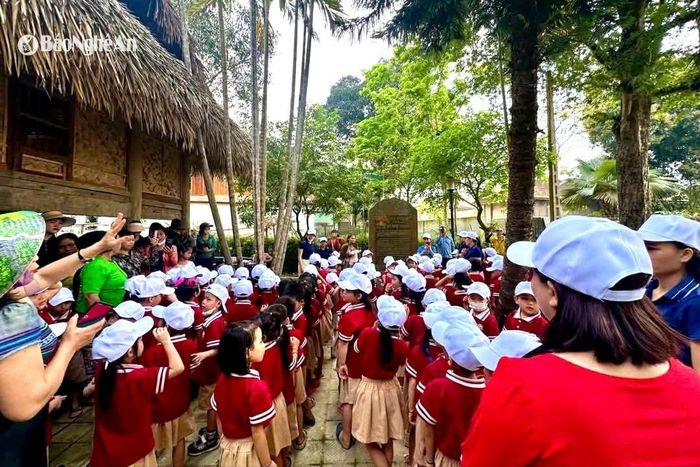 Tháng Tư hàng năm, nhiều đoàn học sinh đến tham quan các di tích lịch sử tại Môn Sơn. Ảnh: HT