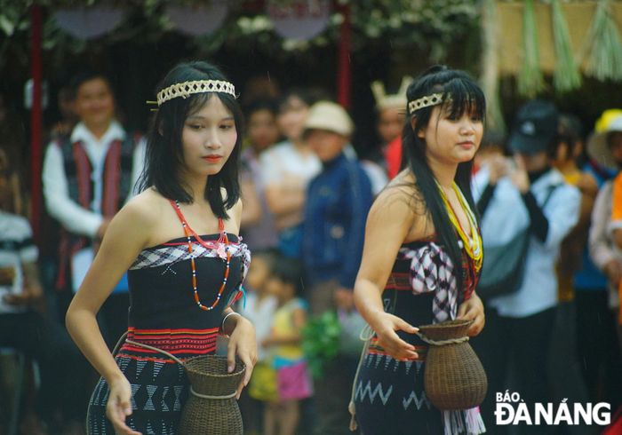Người phụ nữ Cơ tu múa điệu da dá mang váy thổ cẩm nhiều màu sắc, hoa văn, vai trần, cổ đeo vòng cườm. 