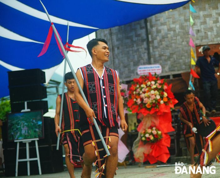Để thể hiện điệu múa tung tung, đàn ông Cơ tu mặc khố, choàng một áo dệt bằng thổ cẩm, chân đi trần, tay nắm chắc cây khiên, cây giáo hoặc nắm chắc tay người bên cạnh... Họ vừa bước vừa cất tiếng hô một cách tự tin và hùng dũng, thể hiện sức mạnh.