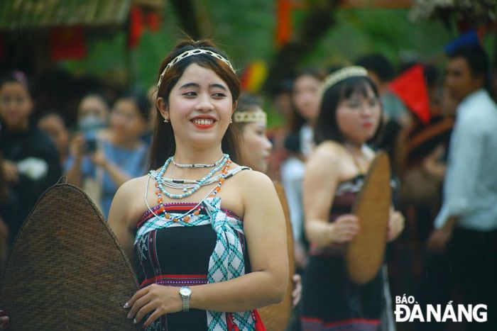 Trong điệu da dá, động tác múa của người nữ phải uyển chuyển, toát lên sự đằm thắm, chung thủy và không bị khuất phục. Khi múa, đôi mắt nhìn thẳng, miệng tủm tỉm cười, chân đi đất nhón gót xoay tròn ngược chiều kim đồng hồ.