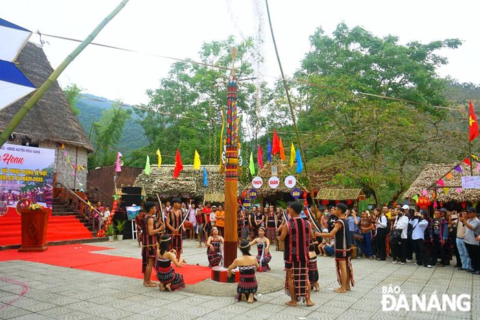Đồng bào Cơ tu múa tung tung da dá tại Liên hoan văn hóa thể thao và phục dựng lễ hội truyền thống người Cơ tu năm 2025 ở thôn Giàn Bí, xã Hòa Bắc, huyện Hòa Vang, thành phố Đà Nẵng