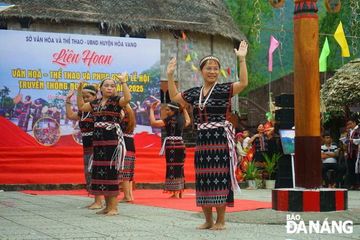 Da dá là điệu múa của đàn bà, con gái, theo tiếng Cơ tu có nghĩa là thẳng hàng, nhịp đều, mang khát vọng của ý nghĩa tâm linh là nhớ ơn đất trời, kính trên nhường dưới.