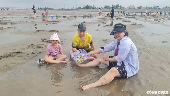Du khách " khoe" sản phẩm mà cả gia đình vừa " săn" được.
