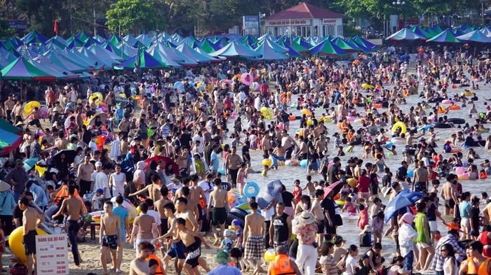 Bãi tắm khu 2 Đồ Sơn có chiều dài khoảng 500-700m với bờ cát mịn, thoai thoải, sóng vừa phải nên luôn là điểm lựa chọn ưa thích của du khách mỗi khi đến Đồ Sơn. 