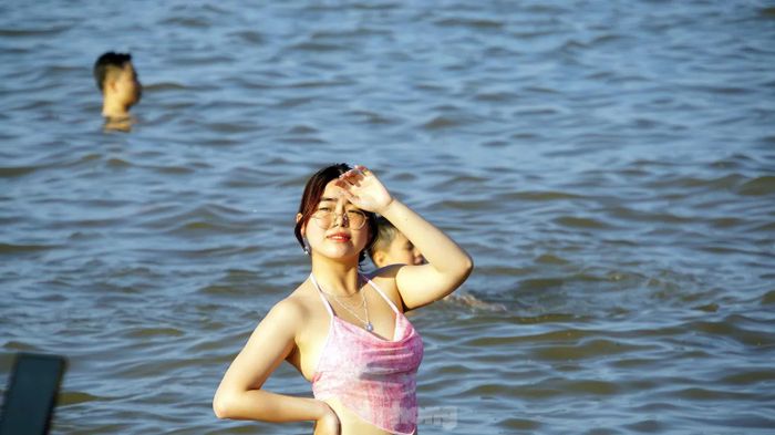 Nhiều bạn trẻ tranh thủ chụp ảnh lưu niệm với biển Đồ Sơn.