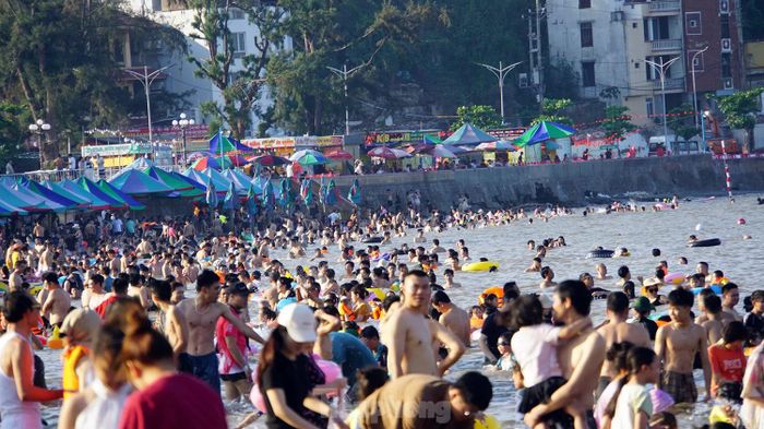 Ông Phạm Hoàng Tuấn - Phó Chủ tịch UBND quận Đồ Sơn - cho biết, trong 3 ngày nghỉ lễ, các bãi tắm Đồ Sơn tiếp đón khoảng 360.000 lượt khách du lịch. Dự kiến hết kỳ nghỉ lễ, có tổng số khoảng 460.000 lượt khách về Đồ Sơn. Để đảm bảo an toàn cho khách vui chơi, tắm biển, địa phương huy động lực lượng an ninh, bố trí lực lượng giám sát an toàn tại các bãi tắm.