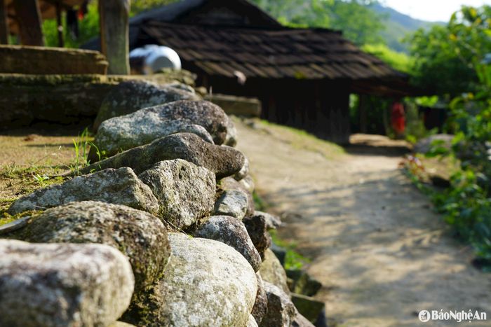 Bờ rào đá được sắp đặt khéo léo cũng nhuốm màu thời gian càng tôn thêm nét đẹp cổ kính của mỗi nếp nhà người Mông. Ảnh: Thanh Phúc