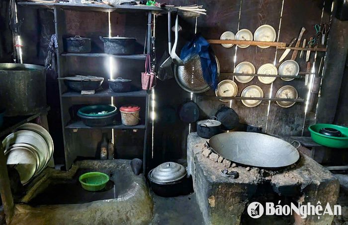 Không gian bên trong ngôi nhà cổ, nơi mọi vật dụng vẫn lưu giữ nét mộc mạc, nguyên sơ của người Mông. Ảnh: Khánh Ly