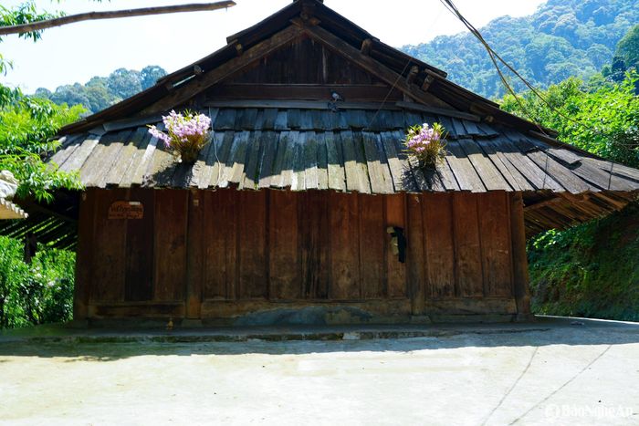 Từng tấm ván samu được đẽo gọt thủ công, lợp đan xen, ôm trọn những mùa mưa nắng miền biên viễn. Ảnh: Khánh Ly