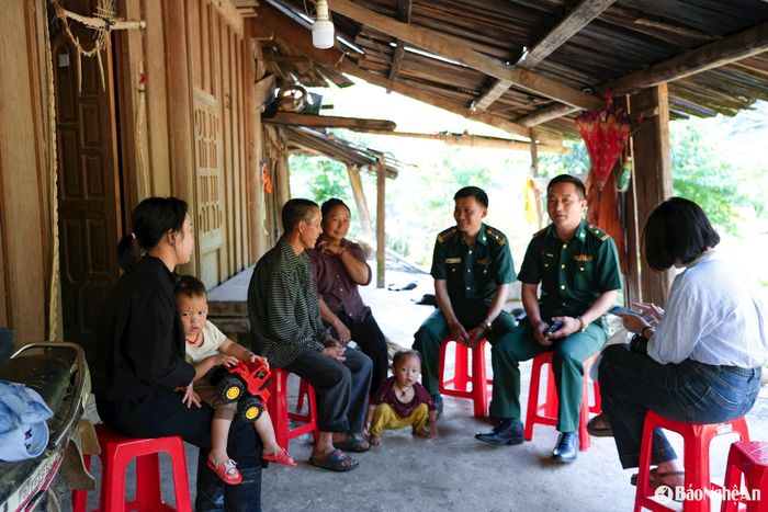 Thực hiện Đề án Bảo tồn, phát huy và giữ gìn bản sắc văn hóa của đồng bào DTTS trên địa bàn huyện Kỳ Sơn, bước đầu chính quyền địa phương đang tiếp tục vận động, tuyên truyền bà con giữ gìn bản sắc văn hóa, đặc biệt là những ngôi nhà bằng gỗ samu. Trong ảnh: Cán bộ đội vận động quần chúng, Đồn Biên phòng Na Ngoi (Bộ Đội Biên phòng Nghệ An) thăm, vận động người dân bản Buộc Mú giữ gìn nếp nhà cổ. Ảnh: Khánh Ly