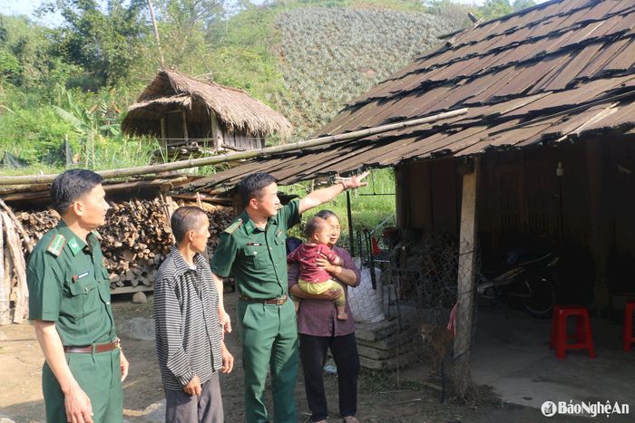 Qua bao thế hệ, mái nhà cổ vẫn là tổ ấm, là nơi khởi nguồn của những ước mơ bình dị. Trong ảnh: Ngôi nhà lợp mái samu có tuổi đời nửa thế kỷ của gia đình ông Già Phái Chia, bản Buộc Mú 2, xã Na Ngoi. Ảnh: Khánh Ly