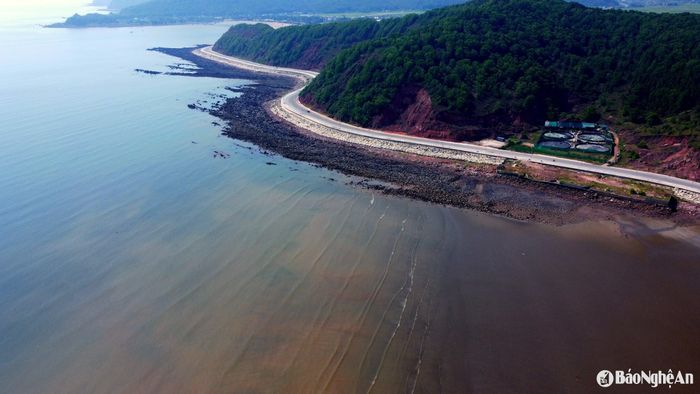 Cửa Hiền là bãi biển độc đáo ở Nghệ An, du khách có thể cùng lúc ngắm núi đồi và biển cả giao thoa trong cùng một khung hình. Đặc biệt, dự án đường ven biển đang dần hoàn thiện, trải dài như một dải lụa bạc chạy dọc bãi biển thơ mộng. Ảnh: Quang An