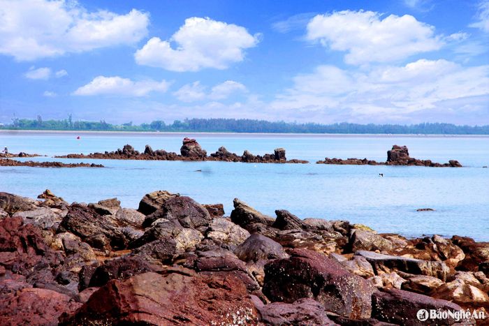 Điều đặc biệt là biển Cửa Hiền có những bãi đá tự nhiên hiện lên như một tuyệt tác điêu khắc, với hàng nghìn viên đá lớn, nhỏ xếp chồng tự nhiên, trải dài ra biển. Ảnh: Quang An