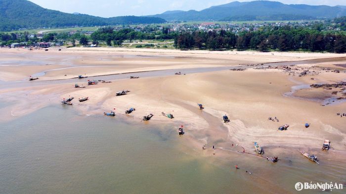 Không chỉ có bãi đá hoang sơ và rừng xanh đổ bóng ra biển, biển Cửa Hiền còn hiện lên sống động với cuộc sống mưu sinh hối hả của ngư dân nơi đây. Những con thuyền neo đậu trên bãi cát dài, sẵn sàng ra khơi với hy vọng tôm cá đầy khoang mỗi chuyến biển. Ảnh: Quang An
