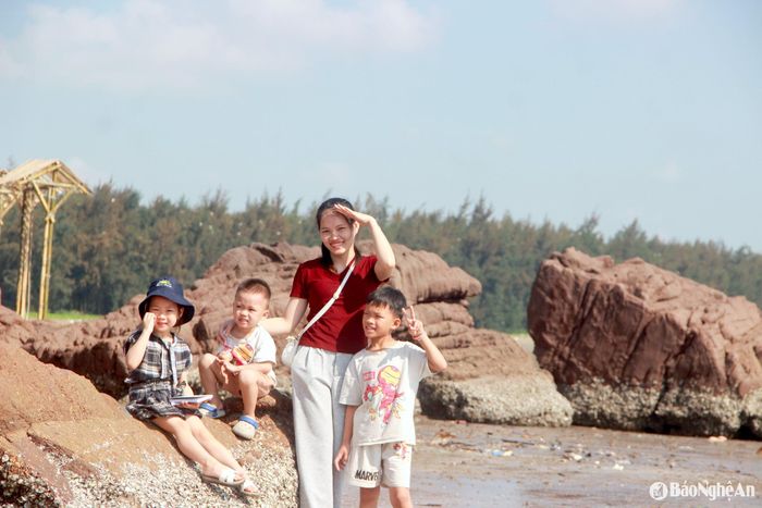Chị Đinh Thị Hợi, huyện Thanh Chương chia sẻ: “Tôi từng đi nhiều bãi biển, nhưng biển Cửa Hiền lại mang lại cảm giác rất khác – mộc mạc, hoang sơ mà bình yên lạ thường. Không có sự ồn ào của du lịch đại trà, chỉ có tiếng sóng, tiếng gió và vẻ đẹp nguyên sơ khiến lòng mình nhẹ nhõm hẳn đi." Ảnh: Quang An