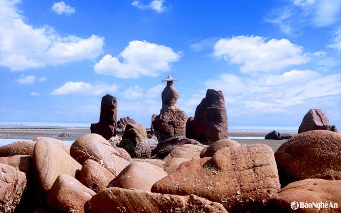 Những khối đá xếp chồng lên nhau, hướng ra biển trời xanh vắt. Ảnh: Quang An