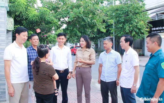 Lãnh đạo phường Nghi Phú (thành phố Vinh) trao đổi, nắm bắt tâm tư của người dân. Ảnh: Mai Hoa
